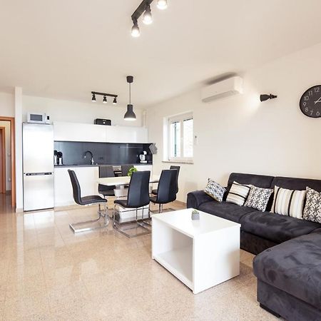 Seaview Apartment Lea Icici Luaran gambar